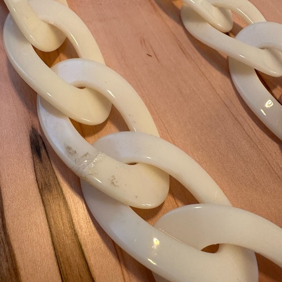 Kenneth Jay Lane Resin Link Statement Necklace - Picture 5 of 5